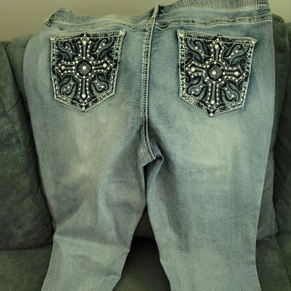 Cute jeweled capris! Only worn twice!